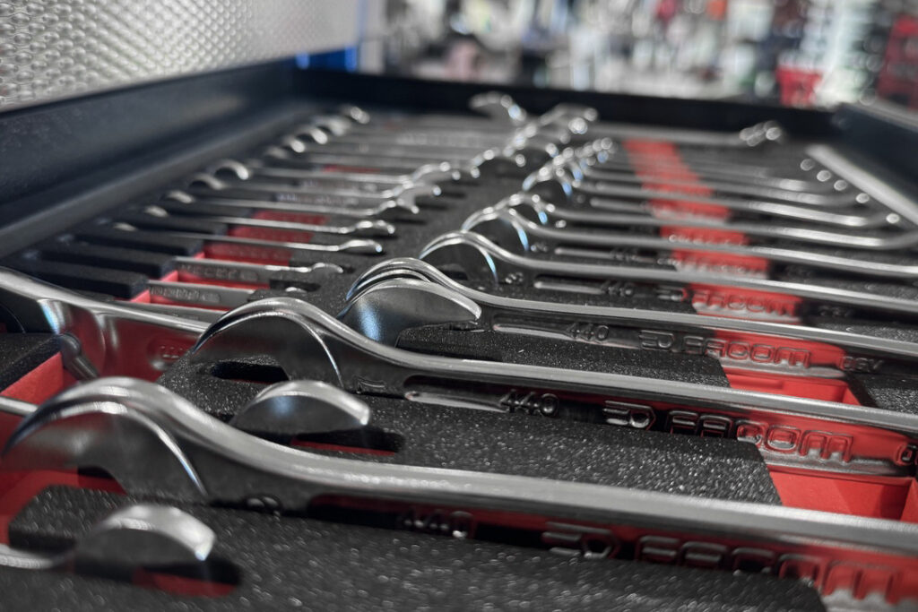 Facom tools in foams